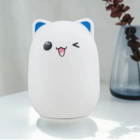 Ночник игрушка Кошка с синими ушками силиконовый мягкий детский с аккумулятором 1200 мАh и разноцветным свечением, белый (D-2019091311)